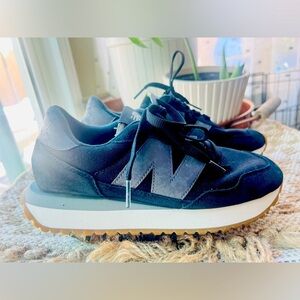 New Balance used Unisex 237 Fashion  Sneakers Size in Men's 6.5 & Women’s size 8